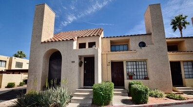 Building Photo - Beautiful modern 1 bed 2 bath corner unit in the Highlands Condominium community.