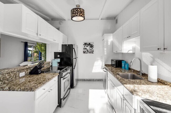 Building Photo - 714 NE 17th Ct