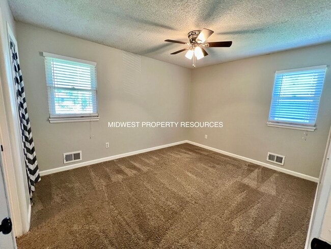 Building Photo - Beautiful home, conveniently located in Bl...