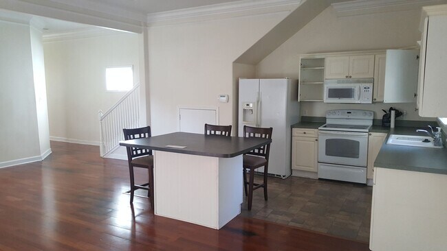 Building Photo - Cute house in downtown.