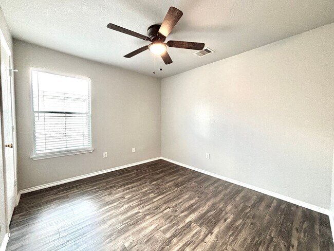 Building Photo - Spacious 3 beds, 2.5 baths in Bristol Forest!