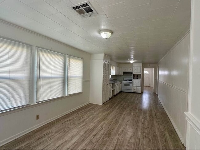 Building Photo - 648 Ave H