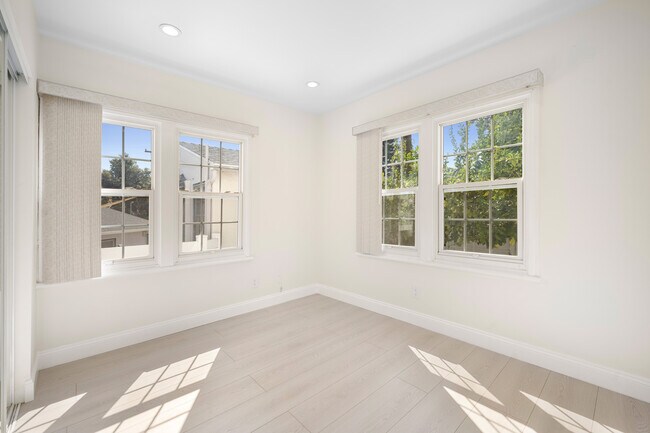 Building Photo - 729 Glenmore Blvd