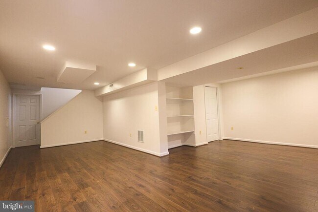 Building Photo - 6431 Brentford Dr