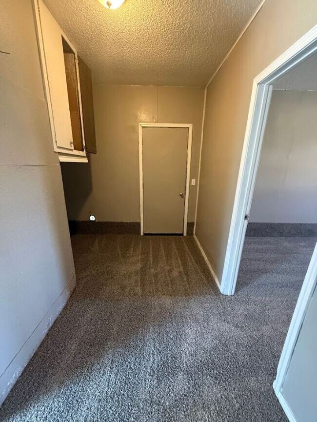 Building Photo - Charming 5 Bedroom House