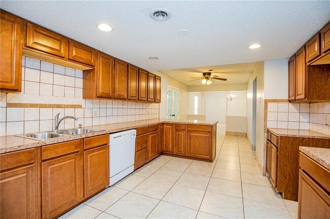 Building Photo - 2726 W Highland Cir