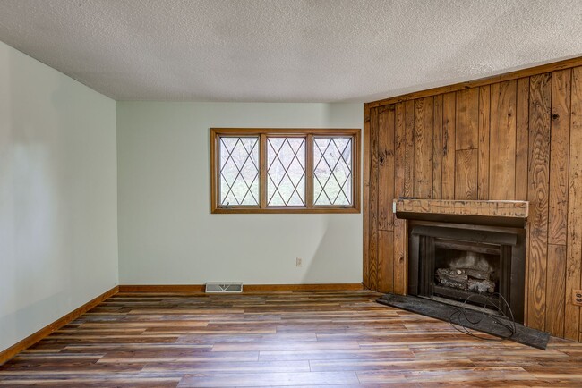 Building Photo - Large home in a beautiful setting close to...