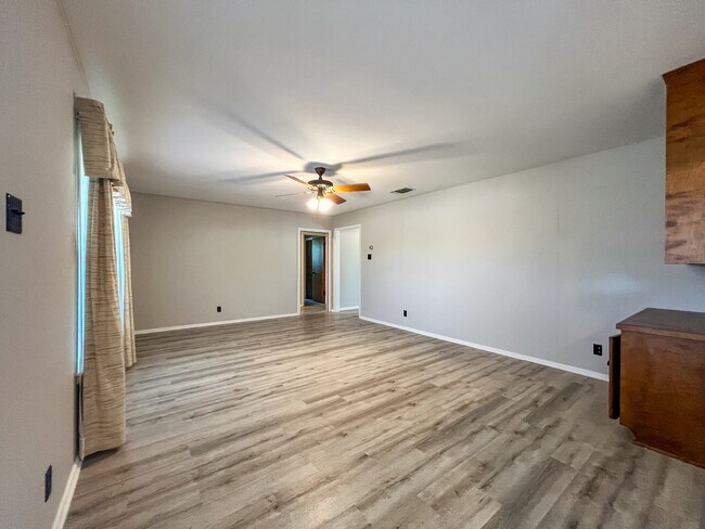 Building Photo - 986 Lone Star Dr