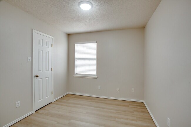 Building Photo - Freshly Updated 3/2/1 in Shadow Hills!
