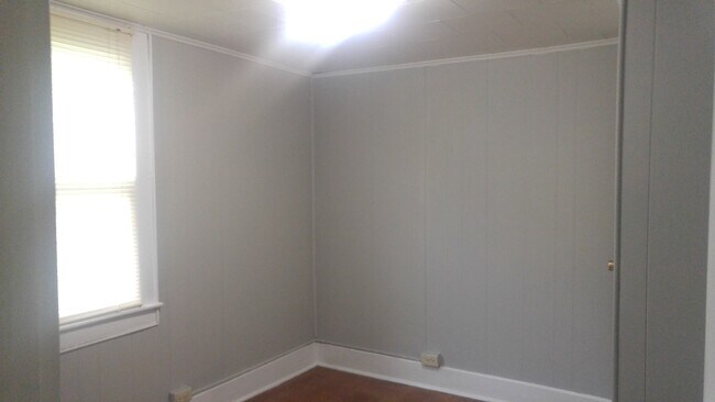 Building Photo - 2-Story House, 5Bed/2Bath with Washer/Drye...