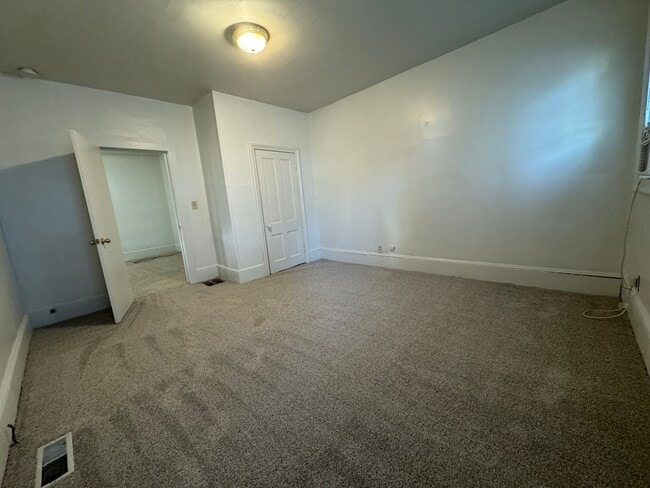 Building Photo - Charming Updated 2 Bedroom Home with New F...