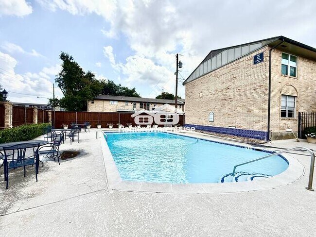 Building Photo - 2 Bed / 2 Bath Condo in Gated, Secluded Co...