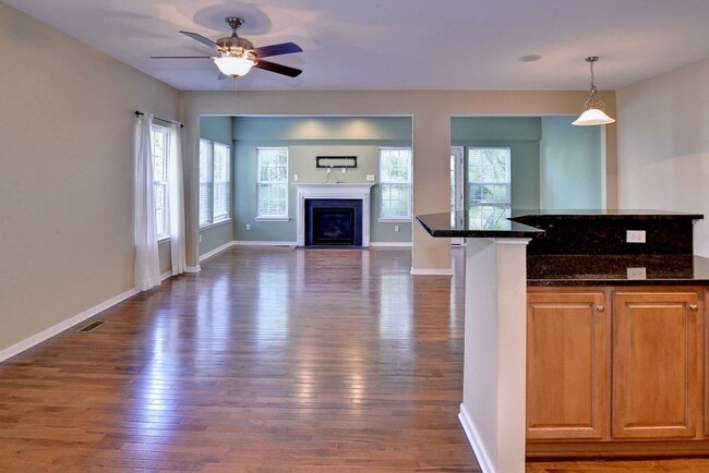 Building Photo - End unit Townhome in Riverwalk Townes