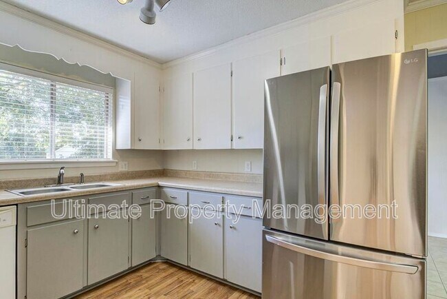 Building Photo - 2101 Delgado St