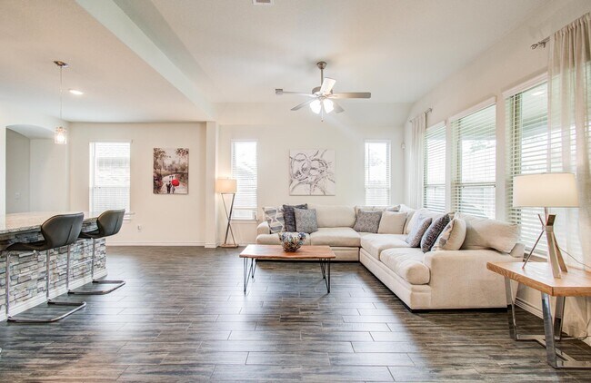 Building Photo - 27817 Ellie Oak Ln