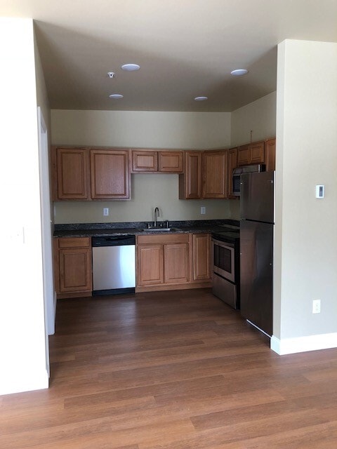 Building Photo - 15 LLC-23 Elm St