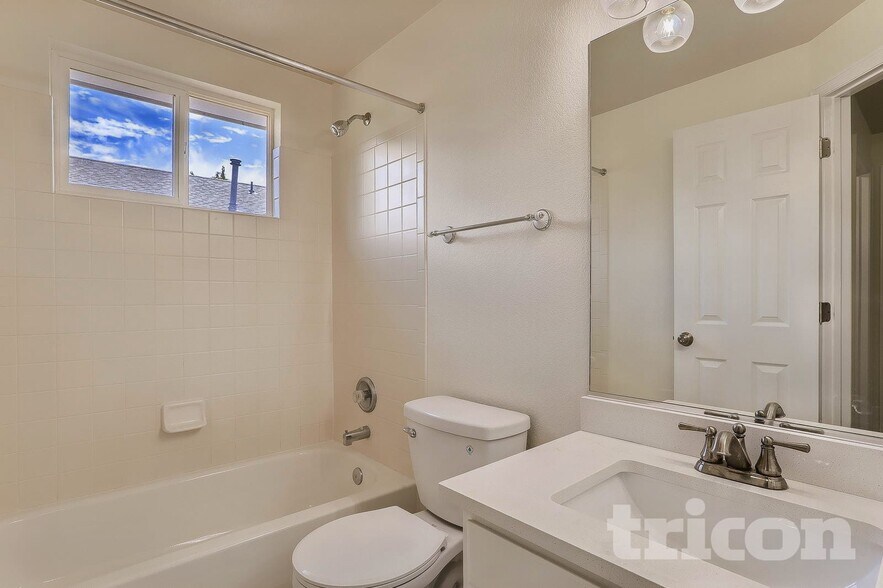 Building Photo - 5305 S Valdai St