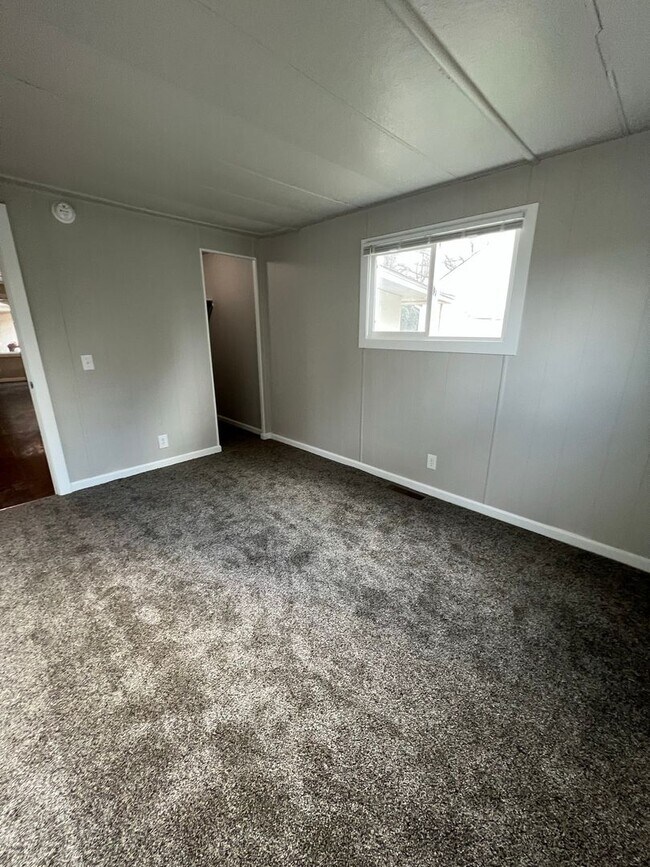 Building Photo - 2 bedroom 1 bathroom with  bonus room located in the Avenues