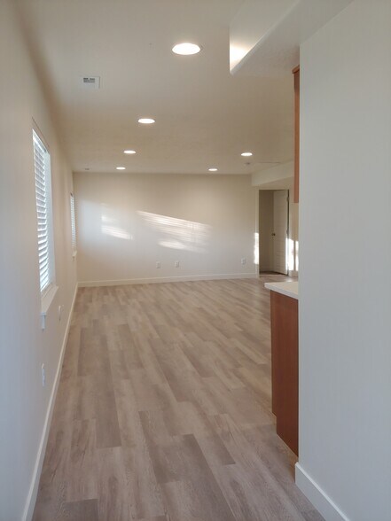 Building Photo - 591 S Emerald Ln