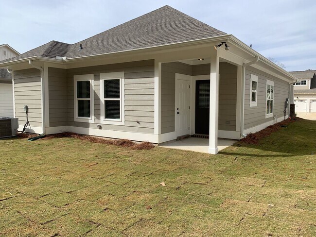 Building Photo - One level home with fenced backyard.