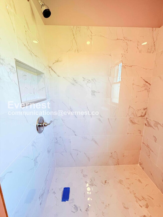 Building Photo - 2302 Hazelwood St