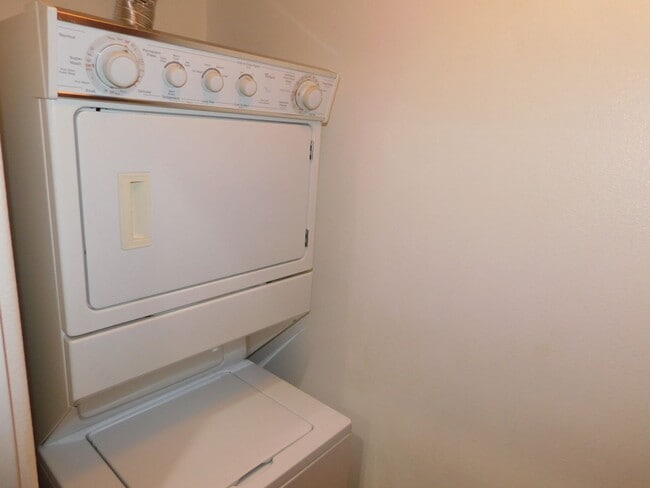 Building Photo - Watermarke Condo 1bed 1 bath