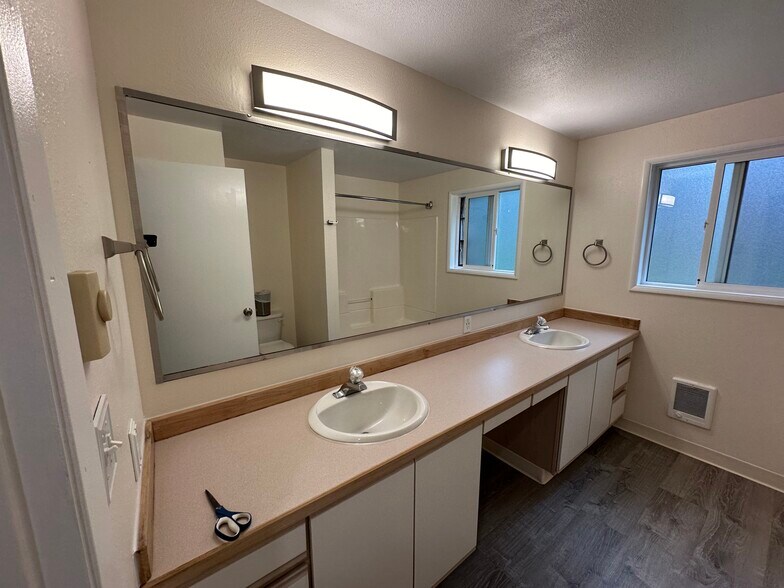 Upstairs bathroom - 335 SW 1st St