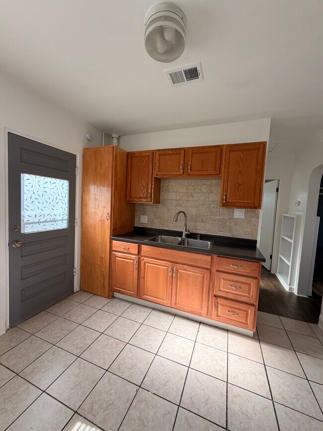 Building Photo - 2811 S Lincoln-2813