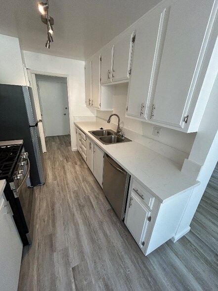 Building Photo - 12221 San Vicente Blvd