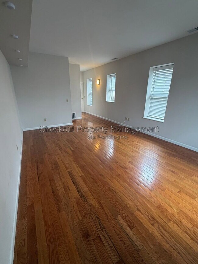 Building Photo - 5531 Pershing Ave