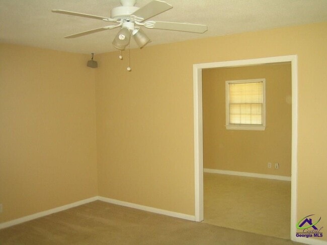 Building Photo - 5 Hampton Square