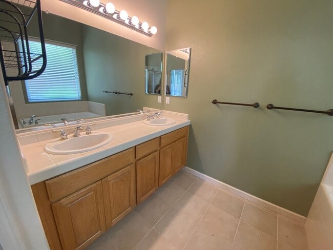 Building Photo - 4 bedroom in Paso Robles