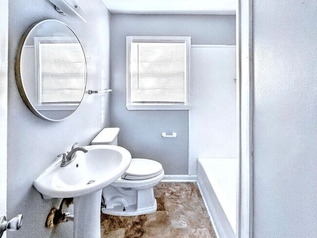 Building Photo - 1601 1st St S