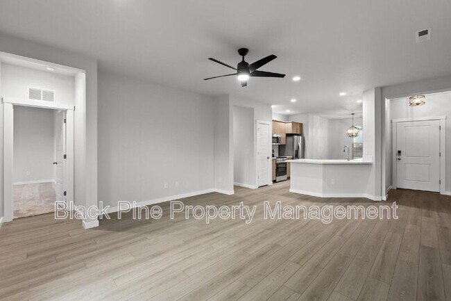 Building Photo - 895 N Aleppo Wy