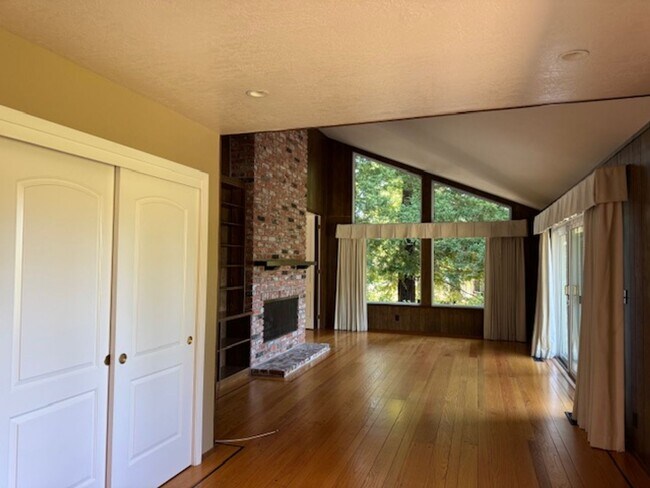 Building Photo - Single level home with pool in Whitegate c...