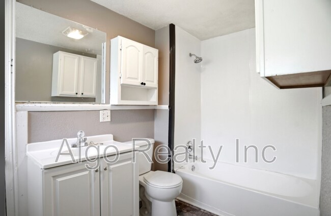 Building Photo - 2923 N Girard Ave