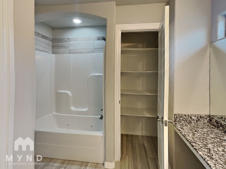 Building Photo - 941 Lakeview Dr