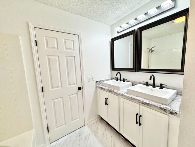 Building Photo - Townhome located in Live Oak!!