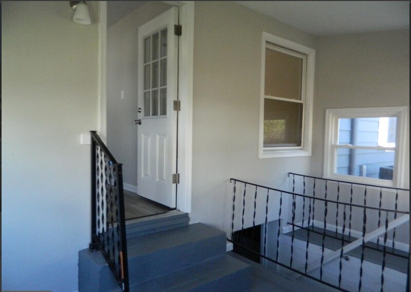 Building Photo - 719 E Division St