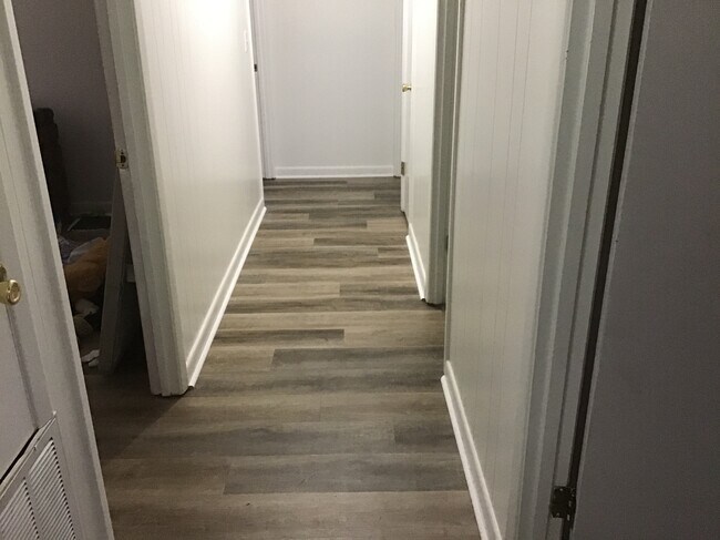 Hallway - 4905 Davis Dr