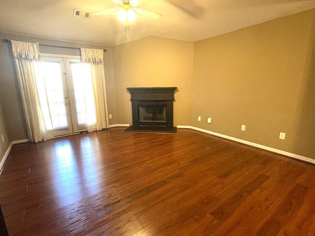 Building Photo - 729 Royal Oaks Dr
