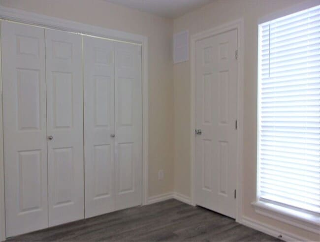 Building Photo - 2 BED 1.5 BATH TWO STORY TOWNHOUSE- WARR A...