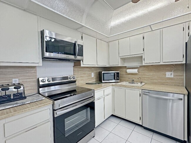 Building Photo - 535 Oaks Dr