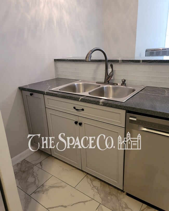 Building Photo - Charming 2-Bedroom Retreat in Vibrant Charleston  Perfect for Cozy Living!