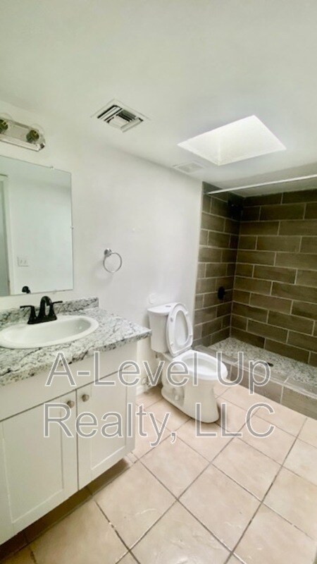 Building Photo - 1025 S Santa Rita Ave