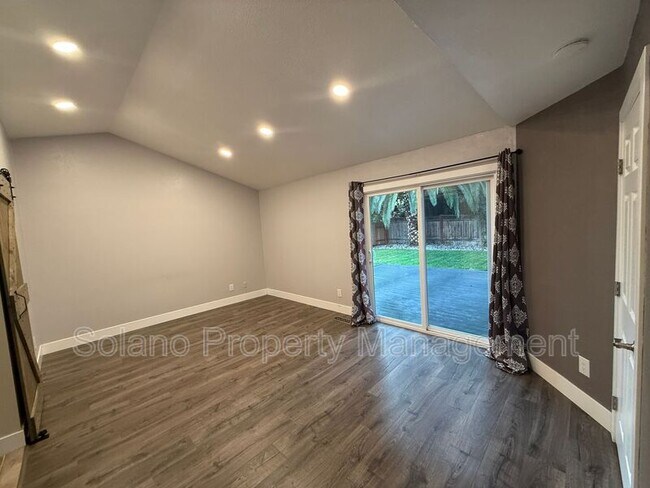 Building Photo - 921 Hickory Ave