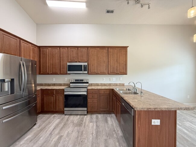 Building Photo - 211 High Green Dr