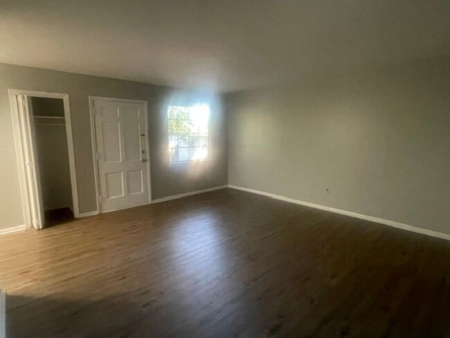 Building Photo - Updated Condo Off Country Club Road