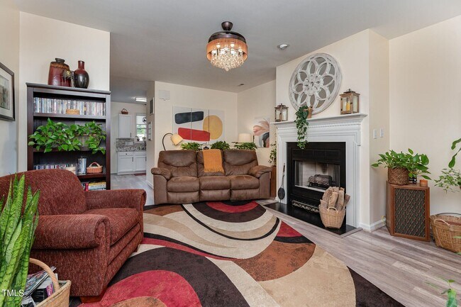 Building Photo - Beautifully Updated Townhome Near Historic Downtown Apex