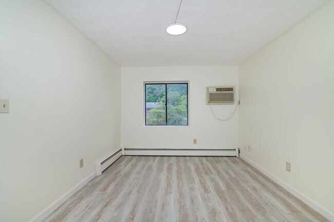 Building Photo - 72 Martensen St